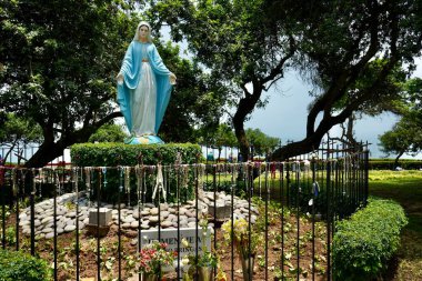 Miraflores kayalıklarında Bakire Meryem Heykeli Malecn Cisneros. Lima, Peru, 2 Ekim 2023. 