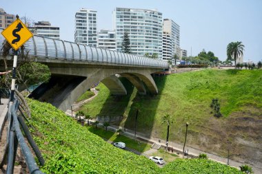 Puente Eduardo Villena Rey, 1967 'de yapılmış bir yol köprüsü. Miraflores, Peru, 2 Ekim 2023. 
