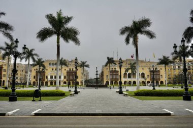 Lima Meydanı 'nda tarihi sarı binalar, palmiye ağaçları ve çeşmeler var. Lima, Peru, 3 Ekim 2023. 