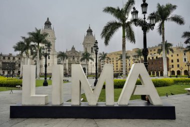 Lima Main Meydanı 'nda arkasında Lima Katedrali olan büyük bir Beyaz Lima tabelası. Lima, Peru, 3 Ekim 2023. 