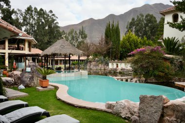 Yüzme havuzu ve Aranwa Sacred Valley Oteli 'nde bahçeler. Cusco, Peru, 5 Ekim 2023. 