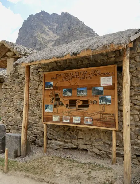 İnka bölgesinin detaylarıyla birlikte Rustik Tahta Turist bilgi tabelası. Ollantaytambo, Peru, 5 Ekim 2023. 