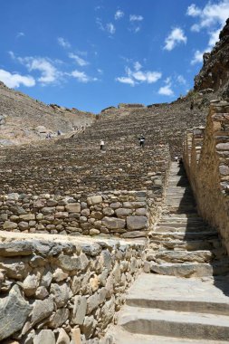 Taş, tarihi İnka bölgesindeki Ollantaytambo Sığınağı 'nda duruyor. İnka İmparatorluğu döneminde İmparator Pachacuti 'nin kraliyet malikanesi. Ollantaytambo, Peru, 5 Ekim 2023. 
