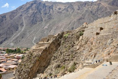 Taş, tarihi İnka bölgesindeki Ollantaytambo Sığınağı 'nda duruyor. İnka İmparatorluğu döneminde İmparator Pachacuti 'nin kraliyet malikanesi. Ollantaytambo, Peru, 5 Ekim 2023. 