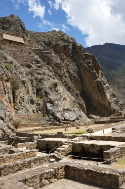 Taş, tarihi İnka bölgesindeki Ollantaytambo Sığınağı 'nda duruyor. İnka İmparatorluğu döneminde İmparator Pachacuti 'nin kraliyet malikanesi. Ollantaytambo, Peru, 5 Ekim 2023. 