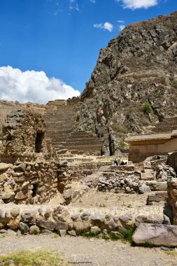 Taş, tarihi İnka bölgesindeki Ollantaytambo Sığınağı 'nda duruyor. İnka İmparatorluğu döneminde İmparator Pachacuti 'nin kraliyet malikanesi. Ollantaytambo, Peru, 5 Ekim 2023. 