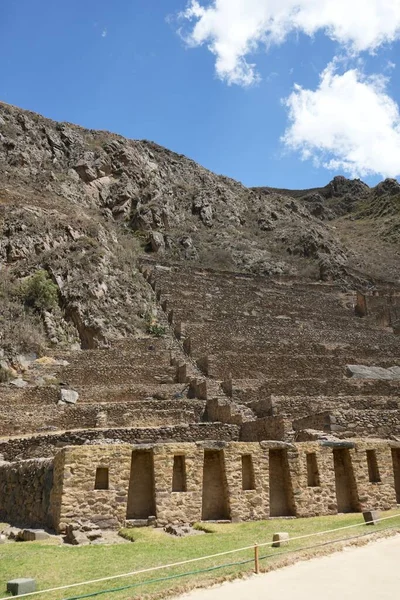 Taş, tarihi İnka bölgesindeki Ollantaytambo Sığınağı 'nda duruyor. İnka İmparatorluğu döneminde İmparator Pachacuti 'nin kraliyet malikanesi. Ollantaytambo, Peru, 5 Ekim 2023. 