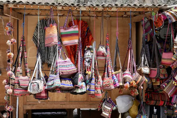 Geleneksel Peru çantaları ve tekstil ürünleri pazarda satılıyor. Ollantaytambo, Peru, 5 Ekim 2023. 