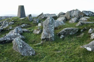 Kuzey Galler Kırsal Bölgesi ve Ceredigion Körfezi 'ne bakan Trig Point Marker. Llangybi, Pwllheli, Galler, İngiltere. 