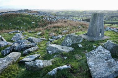 Kuzey Galler Kırsal Bölgesi ve Ceredigion Körfezi 'ne bakan Trig Point Marker. Llangybi, Pwllheli, Galler, İngiltere. 