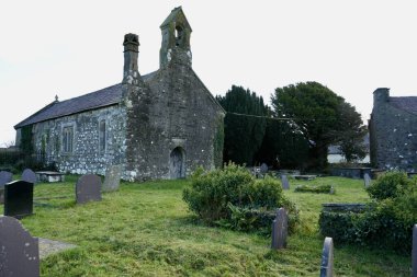 Llangybi St Cybi Kilisesi, Galler Kilisesi 'ndeki ortaçağ kilisesi. Llangybi, Pwllheli, Galler, İngiltere. 10 Kasım 2023. 