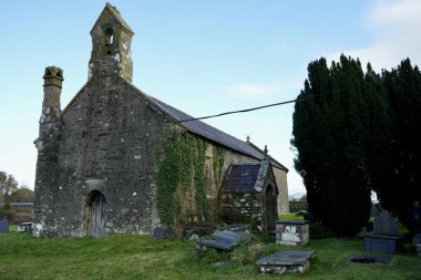 Llangybi St Cybi Kilisesi, Galler Kilisesi 'ndeki ortaçağ kilisesi. Llangybi, Pwllheli, Galler, İngiltere. 10 Kasım 2023. 