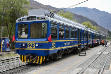 223 numaralı Peruirail treni, Ollantaytambo İstasyonu 'ndaki Machu Picchu treni. Ollantaytambo, Peru, 5 Ekim 2023. 