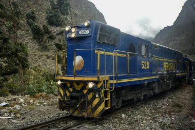 Urubamba Nehri üzerinde Ollantaytambo ve Machu Picchu arasındaki Mavi Perusal Heavy Train. Ollantaytambo, Peru, 5 Ekim 2023.  