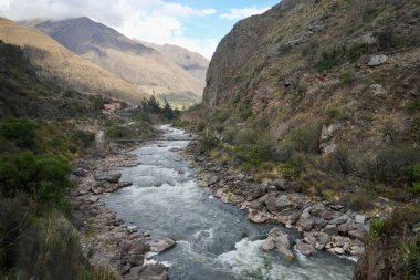 Peru 'daki Urubamba Nehri' nin arkasında And Dağları var.. 
