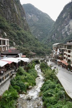 Urubamba nehri dağlarla çevrili vadideki Machu Picchu kasabası. Machu Picchu, Peru, 6 Ekim 2023. 