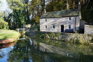 Cromford Kanalı 'nın kıyısındaki yenilenmiş 19. yüzyıl su kemeri kulübesi. Cromford, Derbyshire, İngiltere, 17 Kasım 2023. 