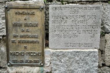 Machu Picchu 'nun keşfinin 50. yıldönümü anısına bir plaket. Machu Picchu, Peru, 6 Ekim 2023. 