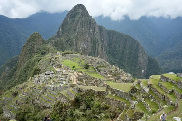 Yukarıdaki yamaçtan Machu Picchu alanına bakıyor. Machu Picchu, Peru, 6 Ekim 2023. 