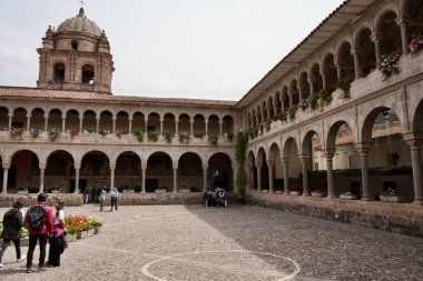 Qorikancha 'nın veya antik bir İnka Tapınağı olan Coricancha' nın merkez avlusunu çevreleyen taş kemerler. Cusco, Peru, 7 Ekim 2023. 