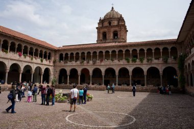 Qorikancha 'nın veya antik bir İnka Tapınağı olan Coricancha' nın merkez avlusunu çevreleyen taş kemerler. Cusco, Peru, 7 Ekim 2023. 
