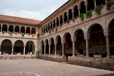Qorikancha 'nın veya antik bir İnka Tapınağı olan Coricancha' nın merkez avlusunu çevreleyen taş kemerler. Cusco, Peru, 7 Ekim 2023. 