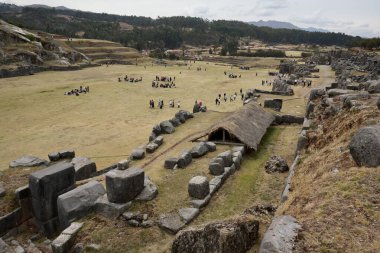 15. yüzyıl İnka Kalesi 'ndeki Saqsaywaman (Sacsayhuamn) ziyaretçileri. Cusco, Peru, 7 Ekim 2023. 