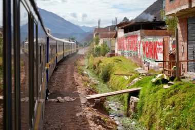 Perurail Treni Cusco yakınlarındaki bir köyden geçiyor. Cusco, Peru, 8 Ekim 2023. 