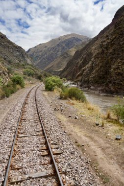 Tren And Dağları 'ndan geçerek Cusco' dan Puno 'ya gider. Cusco, Peru, 8 Ekim 2023. 