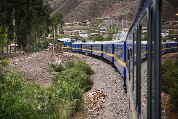Perurail treni Cusco 'dan Puno' ya dağlarla birlikte And Dağları 'ndan geçiyor. Cusco, Peru, 8 Ekim 2023. 