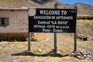 La Raya 'daki De Artesanos Pazarı için imza atın. La Raya, Cusco, Peru, 8 Ekim 2023. 