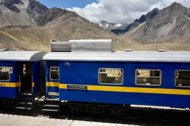 La Raya İstasyonu 'ndaki Mavi Perurail Treni. Mavi gökyüzünün altında, arkasında dağlar olan 4319 metre yükseklikte. La Raya, Cusco, Peru, 8 Ekim 2023. 