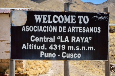 La Raya 'daki De Artesanos Pazarı için imza atın. La Raya, Cusco, Peru, 8 Ekim 2023. 