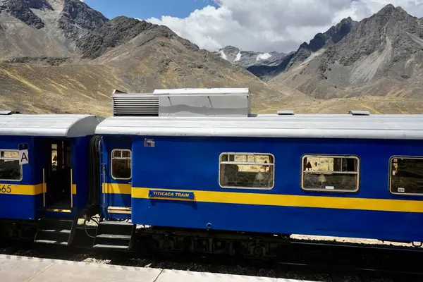 La Raya İstasyonu 'ndaki Mavi Perurail Treni. Mavi gökyüzünün altında, arkasında dağlar olan 4319 metre yükseklikte. La Raya, Cusco, Peru, 8 Ekim 2023. 