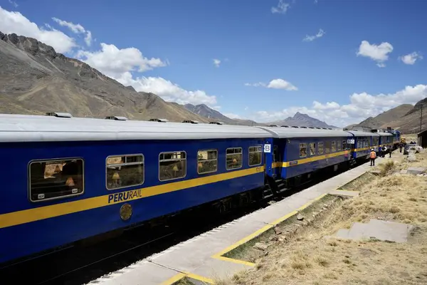 La Raya İstasyonu 'ndaki Mavi Perurail Treni. Mavi gökyüzünün altında, arkasında dağlar olan 4319 metre yükseklikte. La Raya, Cusco, Peru, 8 Ekim 2023. 