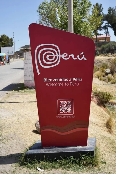 Bolivya sınırının yakınındaki Peru tabelasına hoş geldiniz. Khasani,Peru. 9 Ekim 2023. 