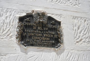 Copacabana Bazilikası 'nın (Basilica de Nuestra Seora de Copacabana) dışında bir plaket. Copacabana, Bolivya, 9 Ekim 2023. 