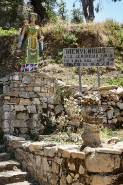 Taş basamaklarda İnka figürlü Yumani Topluluğu için imza atın. Isla del Sol, Bolivya, 9 Ekim 2023. 