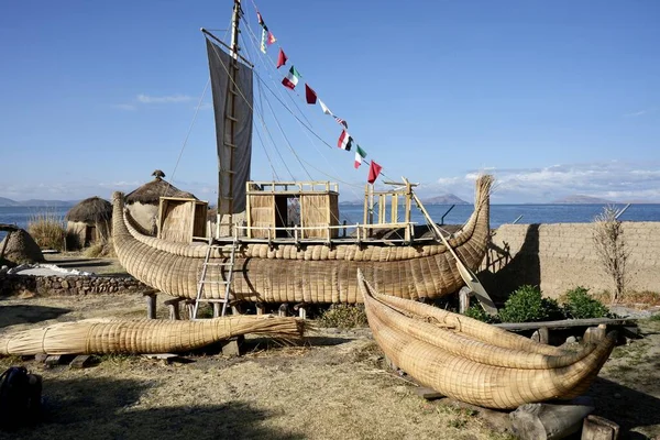 Titicaca Gölü kıyısında Reed Boat. Huatajata, Bolivya, 10 Ekim 2023. 