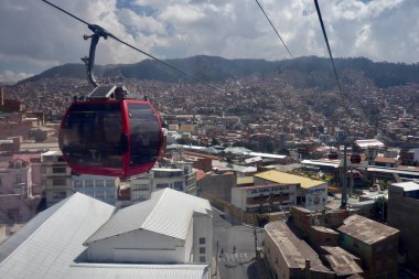 La Paz, Bolivya üzerinden 10 Ekim 2023 'te Mi Teleferico Kablo Araba Sistemi' nden teleferik kablosu.. 