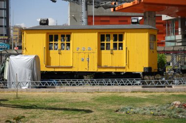 La Paz Şehir Merkezi 'nde, Eski Tren İstasyonu' na yakın olan Sarı Vintage FCG tren vagonu. La Paz, Bolivya, 10 Ekim 2023. 