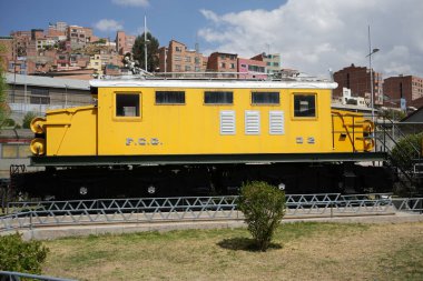 La Paz Şehir Merkezi 'ndeki Eski Tren İstasyonu' na yakın sarı FCG İngiliz Elektrikli Lokomotifi. La Paz, Bolivya, 10 Ekim 2023. 