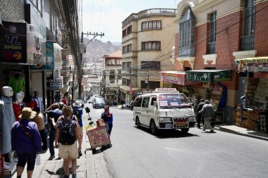 Şehir merkezindeki caddede taksiler. La Paz, Bolivya, 10 Ekim 2023. 