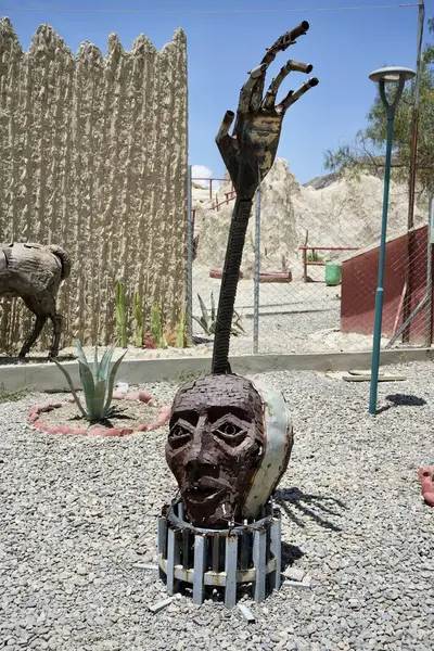 Valle de la Luna 'daki Rusty Metal Head veya Killa Qhichwa (Ay Vadisi) sanat eserleri. La Paz, Bolivya, 10 Ekim 2023. 