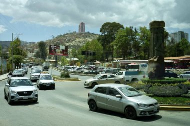 Arka planda teleferik olan La Paz trafiği. La Paz, Bolivya, 10 Ekim 2023. 