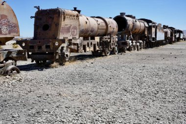 The Cementerio de Trenes ya da Great Train Graveyard 'daki Paslı Vintage Steam Lokomotifleri. Uyuni, Bolivya, 11 Ekim 2023. 