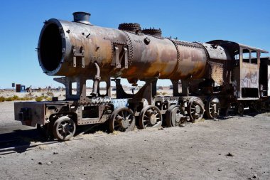The Cementerio de Trenes 'daki paslı Vintage Steam Lokomotif veya Great Train Graveyard. Uyuni, Bolivya, 11 Ekim 2023. 