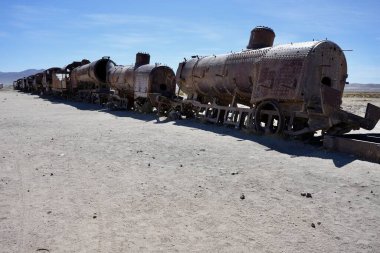 The Cementerio de Trenes ya da Great Train Graveyard 'daki Paslı Vintage Steam Lokomotifleri. Uyuni, Bolivya, 11 Ekim 2023. 