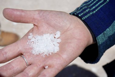 Bolivya Tuz Düzlükleri 'nden tuzu tutan bir el..