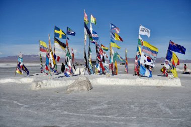 Colchani yakınlarındaki Salar de Uyuni 'deki Dakar Bolivya Anıtı yakınlarındaki Salt Otel' in dışındaki Uluslararası Bayraklar. Uyuni Salt Flat, Bolivya, 11 Ekim 2023. 